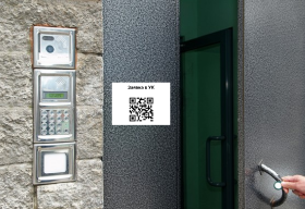 QR у подъезда